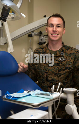 Marine Petty Officer 3rd Class Russell Daniels steht in einer Zahnarztpraxis Feb 2 im Camp Kinser Zahnklinik, Okinawa, Japan. Daniels war die III Marine Expeditionary Force Segler des Jahres 14.01.29 ausgezeichnet. Daniels ist ein Eingeborener von San Diego, Kalifornien, und ist ein Hospital corpsman mit 3 zahnmedizinische Bataillon, 3. Marine Logistics Group, III MEF. (U.S. Marine Corps Foto von Cpl. Abtei Perria/Freigegeben) Stockfoto