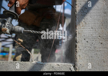 Us-Armee Pfc. James Garcia, Tischler und Maurer mit 797 . Engineer Company, Guam Armee finden, Bohrer in eine Verstrebung beim Aufbau der Mehrzweckraum in Ban Phrom "Nimit" Schule in Wang Yeng Nam, Thailand, während der übung Cobra Gold, Feb 1, 2016. Cobra Gold 2016, in seiner 35. Iteration, mit einem speziellen Fokus auf humanitäre Civic action, Engagement für die Gemeinschaft, und ärztlichen Tätigkeiten während der Übung durchgeführt, um die Bedürfnisse und humanitären Interessen der Zivilbevölkerung in der Region zu unterstützen. (U.S. Marine Corps Combat Kamera Foto von Lance Cpl. Miguel A. Rosales Stockfoto