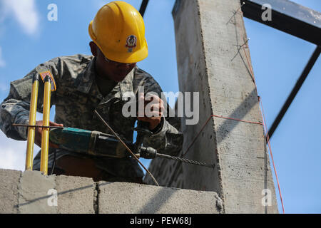 Us-Armee Pfc. James Garcia, Tischler und Maurer mit 797 . Engineer Company, Guam Armee finden, Bohrer in eine Verstrebung beim Aufbau der Mehrzweckraum in Ban Phrom "Nimit" Schule in Wang Yeng Nam, Thailand, während der übung Cobra Gold, Feb 1, 2016. Cobra Gold 2016, in seiner 35. Iteration, mit einem speziellen Fokus auf humanitäre Civic action, Engagement für die Gemeinschaft, und ärztlichen Tätigkeiten während der Übung durchgeführt, um die Bedürfnisse und humanitären Interessen der Zivilbevölkerung in der Region zu unterstützen. (U.S. Marine Corps Combat Kamera Foto von Lance Cpl. Miguel A. Rosales Stockfoto