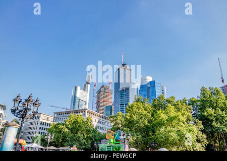 Die Skyline von Frankfurt City ab Opernplatz, Deutschland gesehen. Stockfoto