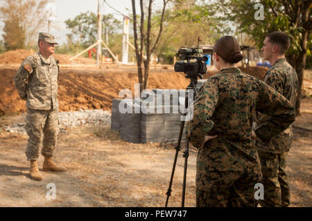 Us Marine Corps Lance Cpl. Megan Boulrice und Sgt. William Holdaway (rechts), die Bekämpfung der Videofilmer mit US Marine Corps Forces, Pazifik, interview US Army Staff Sgt. Brad Barnett in Ban Raj Bum Roong in Lop Buri, Thailand, übung Cobra Gold, Jan. 23, 2016. Cobra Gold 2016, in seiner 35. Iteration, mit einem speziellen Fokus auf humanitäre Civic action, Engagement für die Gemeinschaft und medizinischen Tätigkeiten während der Übung durchgeführt, um die Bedürfnisse und humanitären Interessen der Zivilbevölkerung in der Region zu unterstützen. (U.S. Marine Corps Combat Kamera Foto von Cpl. Hilda M. Becerra/Freigegeben) Stockfoto