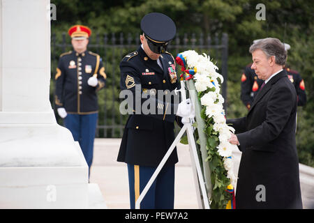 Der kolumbianische Präsident Juan Manuel Santos legt einen Kranz am Grab des Unbekannten Soldaten in Arlington National Cemetery, Feb 4, 2016 in Arlington, Virginia. Im Anschluss an die Kranzniederlegung, Santos tourte das Memorial Anzeige Zimmer. (U.S. Armee Foto von Rachel Larue/Arlington National Cemetery/Freigegeben) Stockfoto