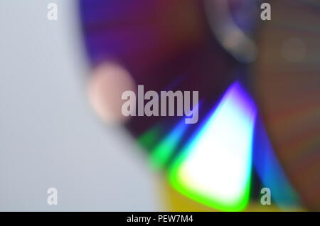 Natürliche abstrakte farbenfrohe bokeh Hintergrund aus dem Licht der Lampe auf CD mit Glitzer, Defokussierten Stockfoto