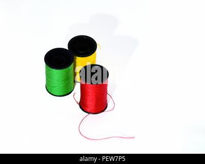 Bunte Garne Baumwolle Thread auf spool Tube auf weißem Hintergrund Stockfoto