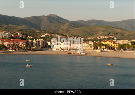 Die Bucht von Banyuls mit seinem Strand und Weinberge in den Hügeln, Südfrankreich. Stockfoto