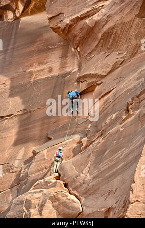 Kletterer in der Felswand des Turms von Babel, Arches National Park, Utah, USA Stockfoto