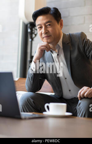 Porträt von reifer Geschäftsmann Stockfoto