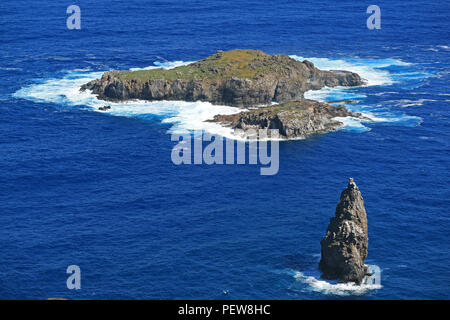 Insel Motu Nui, Motu Iti mit der kleineren Insel und Motu Kao Kao Meer Stack wie von orongo Dorfes auf der Osterinsel, Chile gesehen Stockfoto