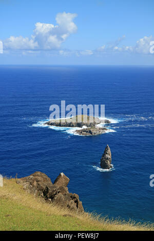 Vertikale Foto von Motu Nui, Motu Iti mit der kleineren Insel und Motu Kao Kao Meer Stack wie von orongo Dorfes auf der Osterinsel, Chile gesehen Stockfoto