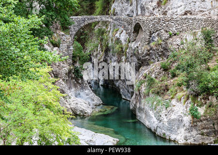 Die alte Brücke in Saorge Rock Pools, Provence-Alpes-Côte d'Azur, Frankreich. Stockfoto