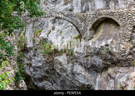 Die alte Brücke in Saorge Rock Pools, Provence-Alpes-Côte d'Azur, Frankreich. Stockfoto