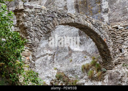 Die alte Brücke in Saorge Rock Pools, Provence-Alpes-Côte d'Azur, Frankreich. Stockfoto