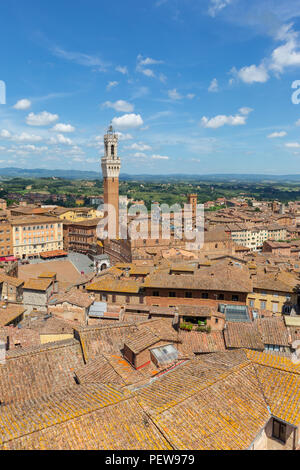 Blick über die Piazza del Campo mit dem mangia Turm als aus der Sicht im Museo Dell'Opera gesehen Stockfoto