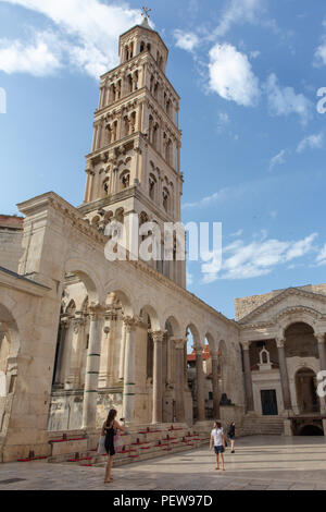 Split, Kroatien. Kathedrale des Heiligen Domnius Glockenturm und die alten Peristyl. Stockfoto