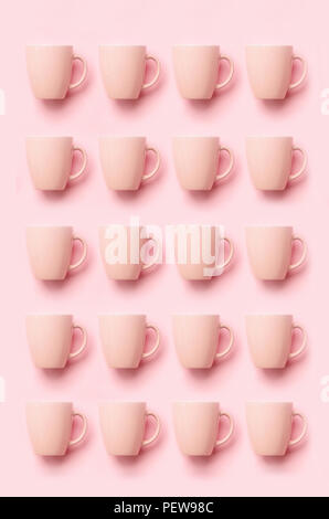 Muster von rosa Tassen über druckvolle Hintergrund. Geburtstag Feier, baby Konzept Dusche. Pastellfarben. Banner. Minimalistisches Design. Stockfoto