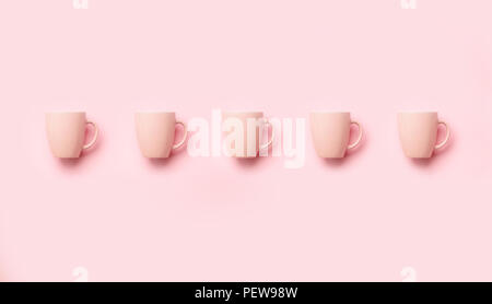 Muster von rosa Tassen über druckvolle Hintergrund. Geburtstag Feier, baby Konzept Dusche. Pastellfarben. Banner. Minimalistisches Design. Stockfoto