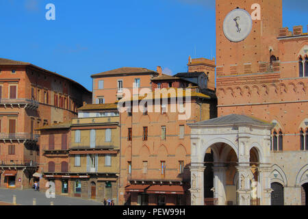 Ein Blick auf die Fassade des Palazzo Pubblico am Piazza del Campo Stockfoto