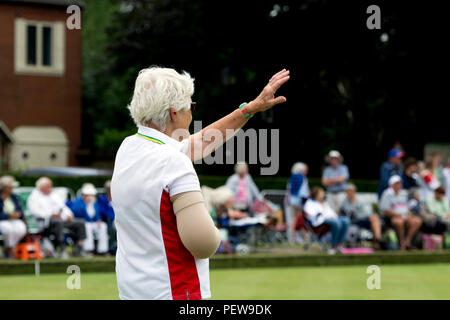 Ein Spieler die Signalisierung an der nationalen Frauen Lawn Bowls Meisterschaften, Leamington Spa, Großbritannien Stockfoto