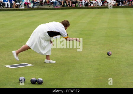 Ein Spieler Bowling ein Holz an der nationalen Frauen Lawn Bowls Meisterschaften, Leamington Spa, Großbritannien Stockfoto