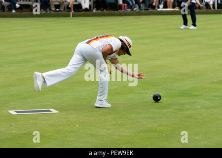 Ein Spieler Bowling ein Holz an der nationalen Frauen Lawn Bowls Meisterschaften, Leamington Spa, Großbritannien Stockfoto