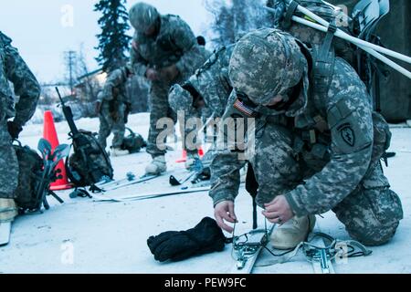 Fallschirmjäger des 4 Infantry Brigade Combat Team (Airborne) 25 Infanterie Division auf Langlaufskiern am Fort Wainwright, Alaska, während die Armee der USA Alaska Arctic Winter Games Jan. 27, 2016. Veranstaltungen enthalten einen schriftlichen Test, zwei Meilen ahkio ziehen, Schneeschuh ruck März, Behandlung, die in kaltem Wetter Unfall-, Arktis 10-Mann Zelt und Herd bohren, Skijöring, Biathlon und Downhill Ski. (U.S. Armee Foto: Staff Sgt. Daniel Liebe) Stockfoto