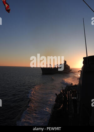 160202-N-ZT 773-032 MITTELMEER (Feb. 2, 2016) USS Carney (DDG64) bricht nach Durchführung einer Auffüllung auf See mit dem Militär Sealift Command flotte Auffüllung öler USNS Kanawha (T-AO-196) Feb 2, 2016. Carney, einem der Arleigh-Burke-Klasse geführte-missile Destroyer, vorwärts zu Rota, Spanien bereitgestellt werden, ist die Durchführung einer Routinepatrouille in den US 6 Flotte Bereich der Maßnahmen zur Unterstützung der US-amerikanischen nationalen Sicherheitsinteressen in Europa. (U.S. Marine Foto von Lt. j.g. Jessica Bronson/Freigegeben) Stockfoto