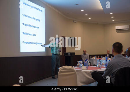 160203-N-TC 720-184 Port Victoria, Seychellen (Feb. 3, 2016) - Dr. Chris Jasparro, von der Marine War College, führt einen Teil einer Führungsperson Symposium während der Übung Cutlass Express 2016, Feb 3. Cutlass Express ist eine in den USA Africa Command - geförderte Multinationale maritime Übung entwickelt, Sicherheit und Gefahrenabwehr im Seeverkehr in den Gewässern vor Ostafrika zu erhöhen, den westlichen Indischen Ozean und im Golf von Aden. (U.S. Marine Foto von Mass Communication Specialist 2. Klasse Mat Murch/Freigegeben) Stockfoto