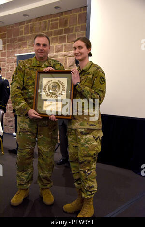 Generalleutnant Ben Hodges, Kommandierender General der US-Army in Europa (links) und die Gemeinsame Multinationale Ausbildung Befehl vorhanden 1. Lt. Hannah M. Miller mit einem Preis für ihre Nominierung für den 2015 USAREUR General Douglas MacArthur Leadership Award am 31.01.13, 2016, auf Lehm Kaseren in Wiesbaden, Deutschland. (U.S. Armee Foto von visuellen Informationen Spezialist Dee Crawford/Freigegeben) Stockfoto