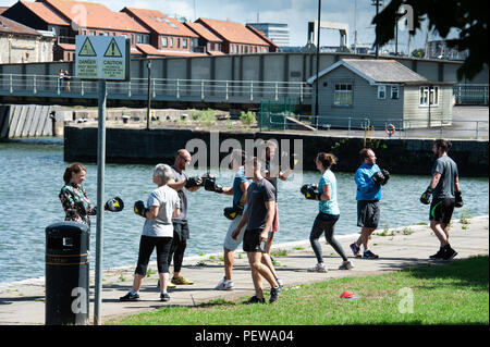 Halten Sie sich fit Trainieren am Kai, den Hafen von Bristol. Großbritannien Stockfoto