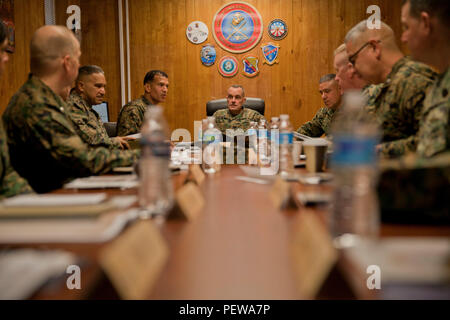 Us Marine Corps Generalmajor Vincent A. Coglianese, 1 Marine Logistics Group Commander, unterrichtete von Oberst David E. Jones, Kommandierender Offizier der Marine Corps Combat Service Support Schulen (MCCSSS), Sgt. Maj. Miguel A. Rodriguez, Sergeant Major von MCCSSS und den befehlshabenden Offizieren von einigen der Schulen, die an Bord Camp Johnson, N.C., Jan. 19, 2016. Generalmajor Coglianese sprach mit Personal aus beiden Logistik Schule und Masse der Schule, Marine Corps Combat Service unterstützen Schulen bei seinem Besuch. (U.S. Marine Corps Combat Kamera Foto von Lance Cpl. Amy L. Plunkett/ Stockfoto