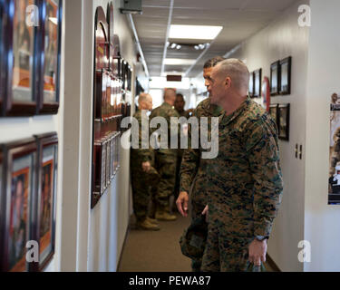 Us Marine Corps Oberst David E. Jones, Kommandierender Offizier der Marine Corps Combat Service Support Schulen (MCCSSS), zeigt die MCCSSS command Board zu Generalmajor Vincent A. Coglianese, 1 Marine Logistics Group Commander, an Bord Camp Johnson, N.C., Jan. 19, 2016. Generalmajor Coglianese sprach mit Personal aus beiden Logistik Schule und Masse der Schule, Marine Corps Combat Service unterstützen Schulen bei seinem Besuch. (U.S. Marine Corps Combat Kamera Foto von Lance Cpl. Amy L. Plunkett/Freigegeben) Stockfoto