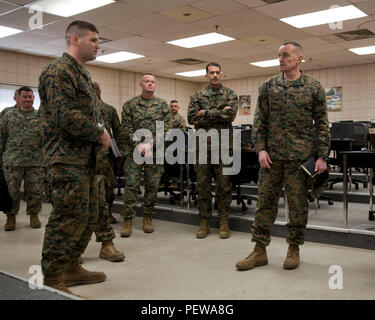 Us Marine Corps Generalmajor Vincent A. Coglianese, 1 Marine Logistics Group Commander, spricht mit Oberst David E. Jones, Kommandierender Offizier der Marine Corps Combat Service Support Schulen (MCCSSS) und Logistik Schulen (LOS) Mitarbeiter während einer Tour von einem Los Schulungsraum an Bord Camp Johnson, N.C., Jan. 19, 2016. Generalmajor Coglianese sprach mit Personal aus beiden los und Masse der Schule, MCCSSS bei seinem Besuch. (U.S. Marine Corps Combat Kamera Foto von Lance Cpl. Amy L. Plunkett/Freigegeben) Stockfoto