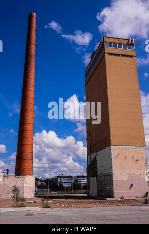 Porträt Blick auf den Turm und Schornstein der alten Kardinal Brauerei, nun konvertiert als Industriestandort Blue Factory, in Fribourg, Schweiz benannt Stockfoto