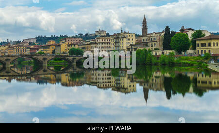 Landschaft Blick über die Stadt von Florenz, in der Toskana, Italien, mit der Stadt in den Wassern des Flusses wider Stockfoto