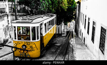 Landschaft Blick auf einen altmodischen gelben Straßenbahn Klettern Die Hügel zum Bairro Alto, in Lissabon, Portugal, schoß Stockfoto
