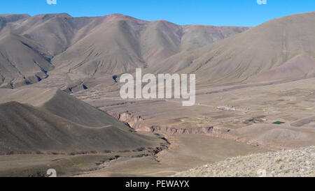 Landschaft Panoramablick auf die Los Cardones Nationalpark in der Nähe von Cachi, in Argentinien Stockfoto