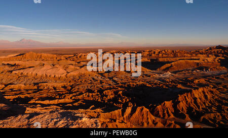 Auf die Landschaft des Valle de la Luna (Mondtal), in der Wüste von Atacama im Norden Chiles Stockfoto