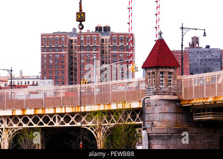 Querformat der Macomb Dam Bridge in New York, mit einem kleinen Turm mit orange Kacheln im Vordergrund und die Bronx Bezirk im Hintergrund Stockfoto