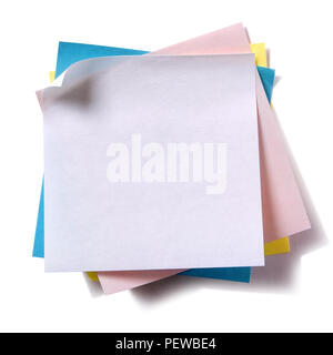 Unordentlicher Haufen verschiedene Farben sticky post Notes isoliert auf weißem Stockfoto