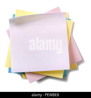 Unordentlicher Haufen verschiedene Farben sticky post Notes isoliert auf weißem Stockfoto