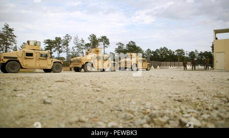 Ein Konvoi von Marines betrieben mit 2. Transport Support Battalion, bereitet zum Verlassen des simulierten Forward Operating Base mehr Sandy läuft Hektarzähler zu leiten - Improvised Explosive Device Ausbildung während eines taktischen Operationen Paket mit Battle Skills Training School, 2. Marine Logistik Gruppe, in Camp Lejeune, N.C., Feb 3, 2016. Der Kurs wird durchgeführt Marines aus nicht zu aktualisieren - Infanterie militärische beruflichen Spezialitäten auf der Infanterie - ergänzende Fähigkeiten und Taktiken in einem 5-wöchigen Span. (U.S. Marine Corps Foto von Cpl. Joey Mendez/Freigegeben) Stockfoto