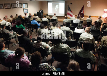 Soldaten und Mitarbeiter im William Beaumont Army Medical Center hören Gastredner Pastor James O. Preis, Jr., während einer Einhaltung zum Gedenken an Dr. Martin Luther King, jr. bei Wbamc, 31.01.21. statt. Die Einhaltung begrüßte Preis, war selbst ein Bürgerrechtler in den 60er Jahren beim Aufwachsen in Atlanta. Stockfoto