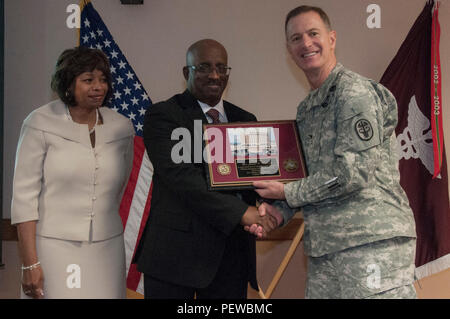 Pastor James O. Preis, Jr. (Mitte) und seine Frau, Merllyn Preis, erhalten ein Zeichen der Wertschätzung von Oberst John A. Smyrski III, Commander William Beaumont Army Medical Center, während einer Einhaltung zum Gedenken an Dr. Martin Luther King, jr. bei Wbamc, 31.01.21. Die Einhaltung begrüßte Preis, der sich selbst als Bürgerrechtler in den 60er Jahren beim Aufwachsen in Atlanta, als Gastredner für die Soldaten und Mitarbeiter der Wbamc. Stockfoto