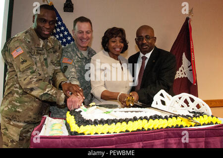 (Von links nach rechts) den Befehl Sgt. Maj. Donald L. George, command Sergeant Major, William Beaumont Army Medical Center, Oberst John A. Smyrski III, Commander, WBAMC, Merllyn Preis und Pastor James O. Preis, Jr., schneiden Sie einen Kuchen mit M 1840 noncommissioned officer Schwerter während WBAMC die Einhaltung zum Gedenken an Dr. Martin Luther King, jr. bei Wbamc, 31.01.21. Die Einhaltung begrüßte Preis, der sich selbst als Bürgerrechtler in den 60er Jahren beim Aufwachsen in Atlanta, als Gastredner für die Soldaten und Mitarbeiter der Wbamc. Stockfoto