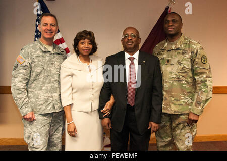 (Von links nach rechts) Oberst John A. Smyrski III, Commander William Beaumont Army Medical Center, Merllyn Preis, Pfarrer James O. Preis, Jr. und Command Sgt. Maj. Donald George, command Sergeant Major, WBAMC, für ein Bild während der Wbamc die Einhaltung zum Gedenken an Dr. Martin Luther King, jr. bei Wbamc, Jan. 21 darstellen. Die Einhaltung begrüßte Preis, der sich selbst als Bürgerrechtler in den 60er Jahren beim Aufwachsen in Atlanta, als Gastredner für die Soldaten und Mitarbeiter der Wbamc. Stockfoto