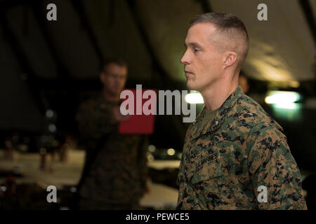 Us Marine Corps Oberstleutnant Steven White, eine aktuelle Operations Officer mit III Marine Expeditionary Forces (MEF) steht an der Stelle der Aufmerksamkeit, die er förderte, als Teil der Kommandostellenübung (CPX) 16 auf Okinawa, Japan, Feb 1, 2016. CPX 16 durchgeführt, um die Fähigkeiten des III MEF in Intelligenz und logistische Abläufe zu verbessern, die künftige Planung und Bekämpfung der Bereitschaft. (U.S. Marine Corps Foto von MCIPAC bekämpfen Kamera Lance Cpl. Damon A. Mclean/Freigegeben) Stockfoto