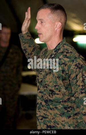 Us Marine Corps Oberstleutnant Steven White, eine aktuelle Operations Officer mit III Marine Expeditionary Forces (MEF) wirft seine Hand, bevor er gefördert wird, als Teil der Kommandostellenübung (CPX) 16 auf Okinawa, Japan, Feb 1, 2016. CPX 16 durchgeführt, um die Fähigkeiten des III MEF in Intelligenz und logistische Abläufe zu verbessern, die künftige Planung und Bekämpfung der Bereitschaft. (U.S. Marine Corps Foto von MCIPAC bekämpfen Kamera Lance Cpl. Damon A. Mclean/Freigegeben) Stockfoto