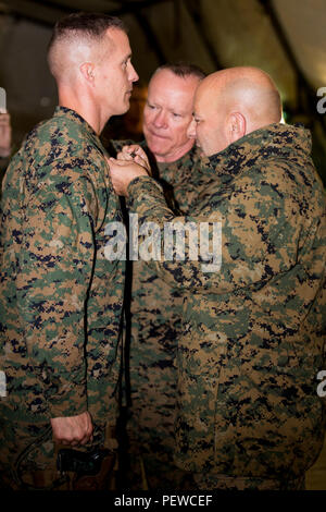 Us Marine Corps Oberstleutnant Steven White, eine aktuelle Operations Officer mit III Marine Expeditionary Forces (MEF) erhält den Rang eines Oberst festgesteckt, als Teil der Kommandostellenübung (CPX) 16 auf Okinawa, Japan, Feb 1, 2016. CPX 16 durchgeführt, um die Fähigkeiten des III MEF in Intelligenz und logistische Abläufe zu verbessern, die künftige Planung und Bekämpfung der Bereitschaft. (U.S. Marine Corps Foto von MCIPAC bekämpfen Kamera Lance Cpl. Damon A. Mclean/Freigegeben) Stockfoto