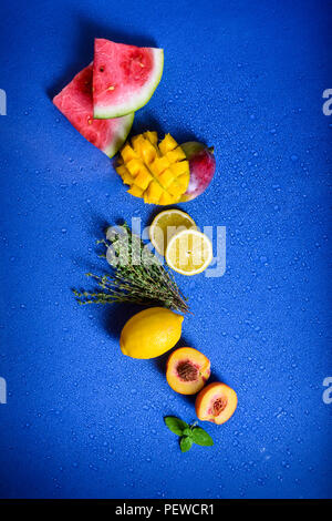 Kreative Gestaltung aus Sommer tropische Früchte, Flach, Ansicht von oben. Stockfoto