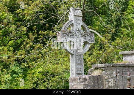 Ein keltisches Kreuz an einem verlassenen Friedhof in Nordirland Stockfoto